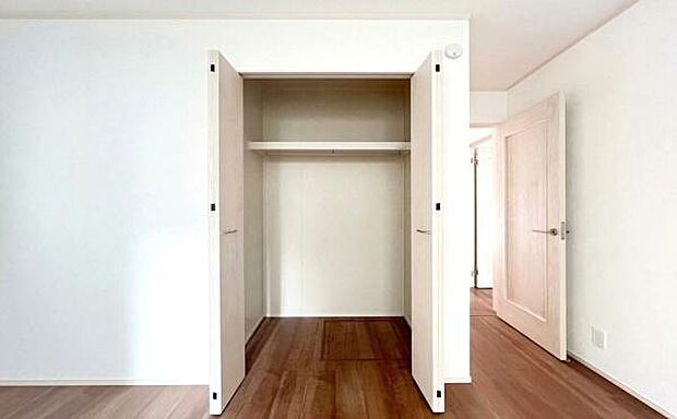 《収納》　■室内をいつもすっきり保てる、収納力のあるクローゼット。ハンガーパイプと棚板で衣類の整理整頓がしやすく、日々の暮らしをスマートにサポートします。