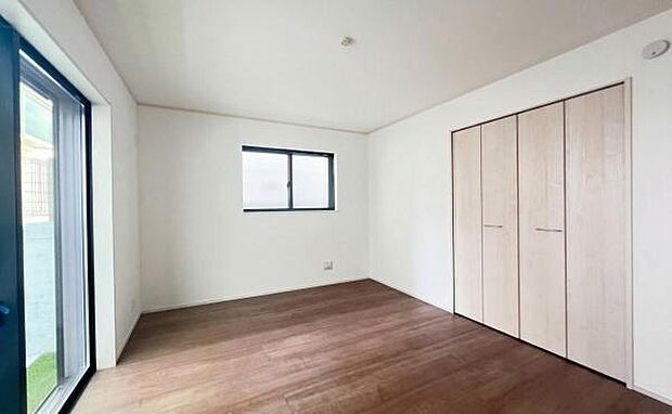 《洋室》　■ナチュラルトーンのフローリングと白壁が織りなす、明るく温かな洋室。窓から差し込む柔らかな光が、日々の暮らしをやさしく包み込みます。