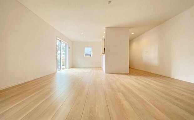 《リビングダイニング》　■開放的で広いリビング。のびのびとくつろげるリビングは、家族のコミュニケーションの場として、みんなが集まる憩いの場所に。