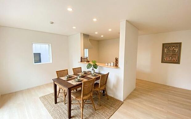 《ダイニングキッチン》　■人気の対面キッチン。家族団らんの食卓。本画像は家具家電や小物の配置をCGで作成しており、実際に現地に家具家電や小物は置かれておりません。また、価格に含まれておりません。