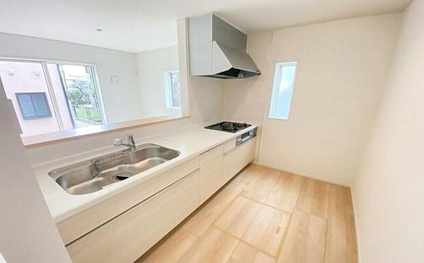 《システムキッチン》　■家族が集う楽しく親子の会話も弾む対面キッチン。明るく清潔で使い勝手のいいキッチンには、いつも家族の笑顔があふれています。