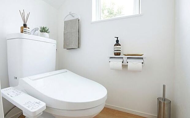 《トイレ》　■清潔感あふれる温水洗浄便座付きトイレ。ナチュラルな雑貨が彩る癒しの空間は、毎日の暮らしに心地よいゆとりをもたらします。（小物をCGで作成、実際に小物は配置されていません）