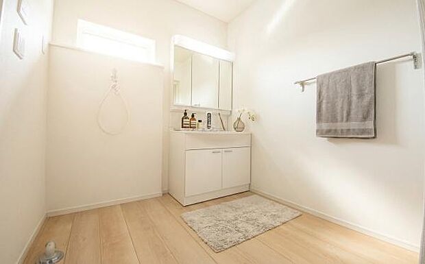 《洗面化粧台》■洗練されたデザインのおしゃれな洗面化粧台。広々とした空間が、贅沢なひとときを演出します。快適さと美しさを兼ね備えた洗面所（小物をCGで作成、実際に小物は配置されていません）