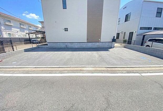 《駐車場》　■駐車場4台可能。前面道路が広く、間口もゆったり。駐車が苦手なママもらくらく停められます。