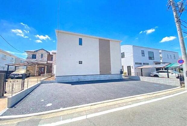 《外観》　■機能性とデザイン性を兼ねそろえた理想の住まい。美しい外観やくつろぎの室内空間にふさわしい素材・形・色彩、上質感に満ちております。