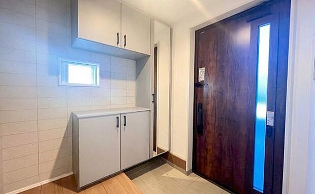 《玄関》 ■玄関を開けると、エントランスホールがお出迎え。上がりがまちやシューズボックスがゆったりと構え、心地よさに包まれます。