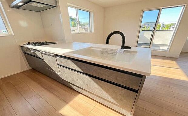 《システムキッチン》 ■家族が集う楽しく親子の会話も弾む対面キッチン。明るく清潔で使い勝手のいいキッチンには、いつも家族の笑顔があふれています。