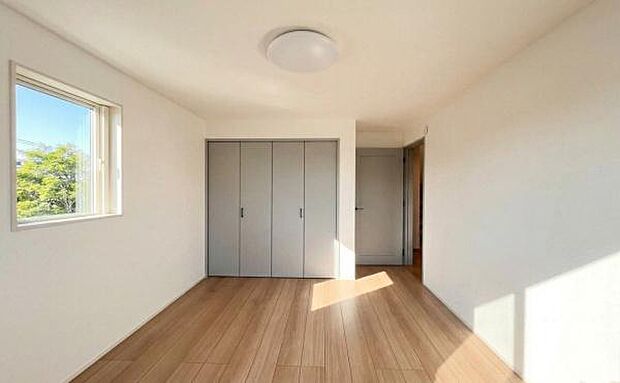 《子供部屋》 ■お子様の成長を優しく見守る、明るい子供部屋。遊んだり、学んだり、時には一人の時間を過ごしたりと健やかな毎日を育む大切な場所。未来への第一歩を育む、かけがえのない空間です。