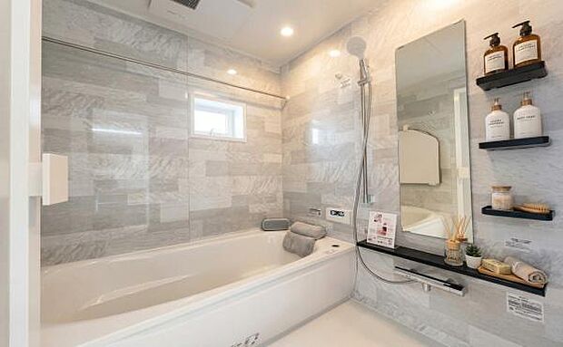 《浴室》 ■ホテルライクな上質バスタイムが毎日叶う!温もりと清潔感が融合した広々浴室。湯船に身を沈めれば、疲れが溶けていく贅沢なひとときを。(小物をCGで作成、実際に小物は配置されていません)