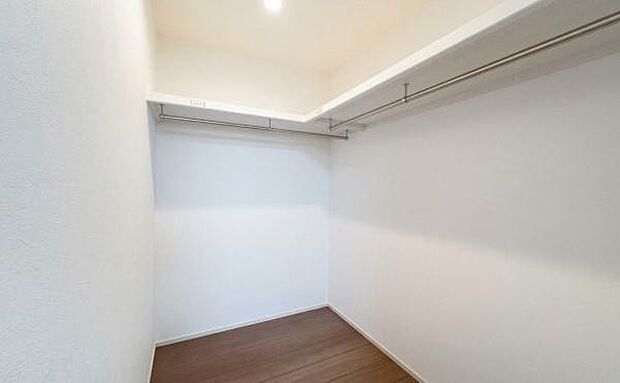 《ウォークインクローゼット》 ■大容量のウォークインクローゼットをご用意。衣類だけでなく、遊び道具やトランクなどの旅行用品の収納にも重宝します。