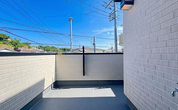 《ルーフバルコニー》 ■陽当りも良く、洗濯物も良く乾きそうです。目の前には気持ちの良い青空が広がります。