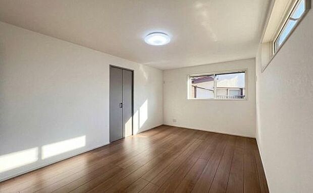 《洋室》 ■ナチュラルトーンのフローリングと白壁が織りなす、明るく温かな洋室。窓から差し込む柔らかな光が、日々の暮らしをやさしく包み込みます。