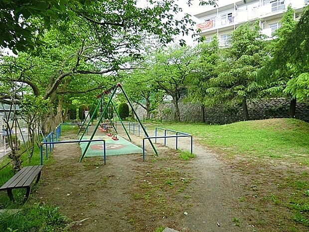 アザリエ展望公園まで404m、公園の設備には水飲み・手洗い場があります。