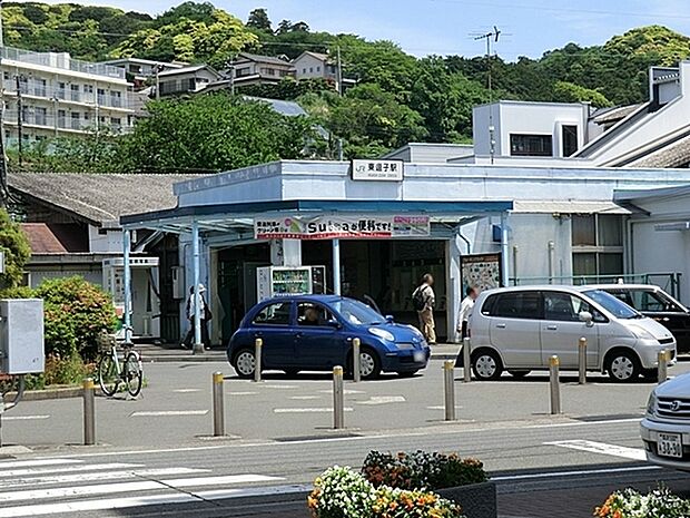 JR東逗子駅まで1163m、周辺には住宅地や商業施設が広がり。また、駅から徒歩圏内に桜山公園や逗子海岸など、観光スポットも多くあります。