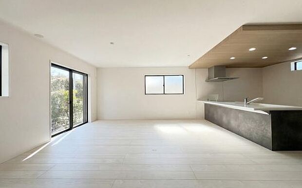 《リビングダイニング》 ■豊かな光が照らすこの場所は、たわいもない会話を楽しみ、ゆったりとした時間を過ごす場所。家族の日常が刻まれる大切な空間です。自然光に溢れるこの空間はリフレッシュにピッタリです。