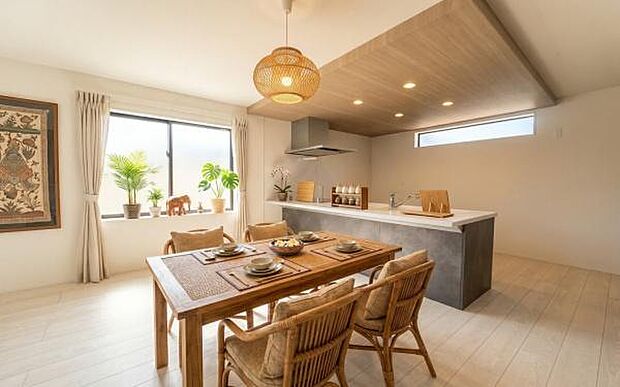 《ダイニングキッチン》 ■人気の対面キッチン。家族団らんの食卓。本画像は家具家電や小物の配置をCGで作成しており、実際に現地に家具家電や小物は置かれておりません。また、価格に含まれておりません。