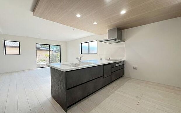 《システムキッチン》 ■家族が集う楽しく親子の会話も弾むキッチン。明るく清潔で使い勝手のいいキッチンには、いつも家族の笑顔があふれています。