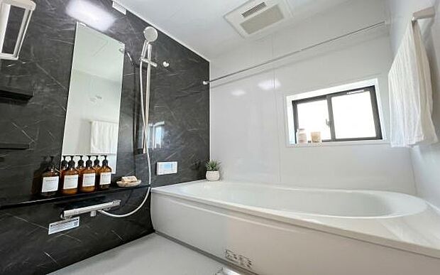 《浴室》 ■ホテルライクな上質バスタイムが毎日叶う!温もりと清潔感が融合した広々浴室。湯船に身を沈めれば、疲れが溶けていく贅沢なひとときを。(小物をCGで作成、実際に小物は配置されていません)