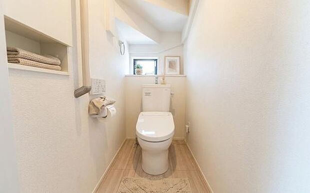 《トイレ》 ■清潔感あふれる温水洗浄便座付きトイレ。ナチュラルな雑貨が彩る癒しの空間は、毎日の暮らしに心地よいゆとりをもたらします。(小物をCGで作成、実際に小物は配置されていません)