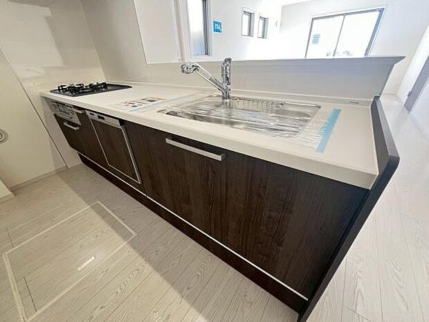 《キッチン》　■お手入れしやすくきれいなキッチン。お料理の始めから後片付けまで楽しい時間になりそうです。