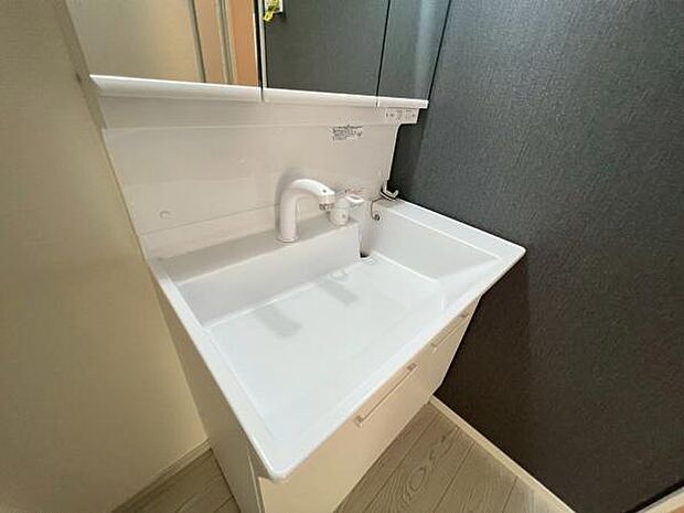 《洗面化粧台》　■使いやすいシャープなデザインの洗面化粧台。