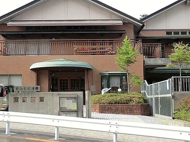 きらら保育園まで1407m、産休あけの生後8週間から5歳就学前まで　　開所時間　午前7時から午後8時（延長保育時間含む）