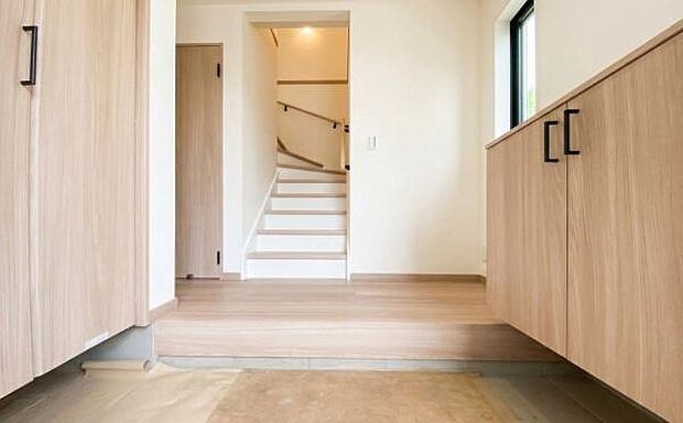《玄関》 ■玄関を開けると、エントランスホールがお出迎え。上がりがまちやシューズボックスがゆったりと構え、心地よさに包まれます。