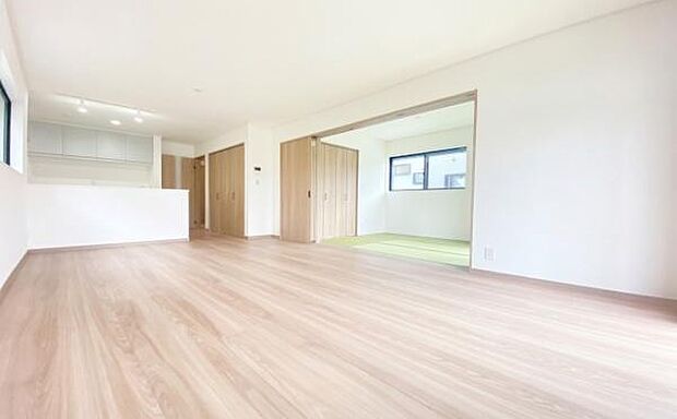 《リビングダイニング》　■開放的で広いリビング。のびのびとくつろげるリビングは、家族のコミュニケーションの場として、みんなが集まる場所に。