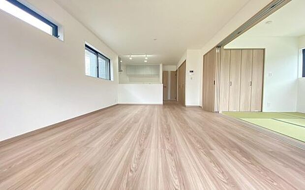 《リビングダイニング》　■豊かな光が照らすこの場所は、たわいもない会話を楽しみ、ゆったりとした時間を過ごす場所。家族の日常が刻まれる大切な空間です。自然光に溢れるこの空間はリフレッシュにピッタリです。