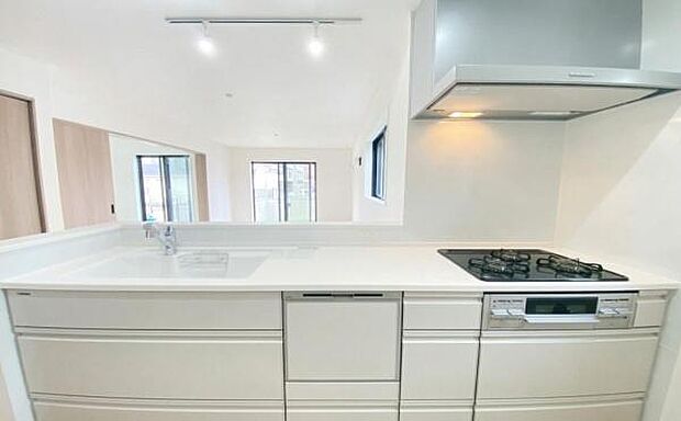 《システムキッチン》　■家族が集う楽しく親子の会話も弾む対面キッチン。明るく清潔で使い勝手のいいキッチンには、いつも家族の笑顔があふれています。