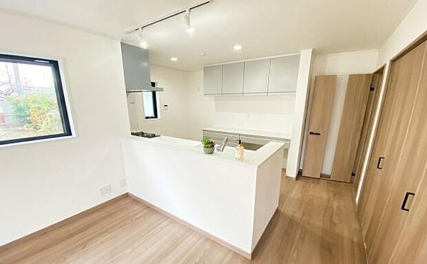 《ダイニングキッチン》　■会話を楽しみながら食事を味わう。一緒にいる時間が楽しい空間。カフェにいるような気分で毎日を過ごしたい。家族でいる時間を柔らかに包み込むインテリア。