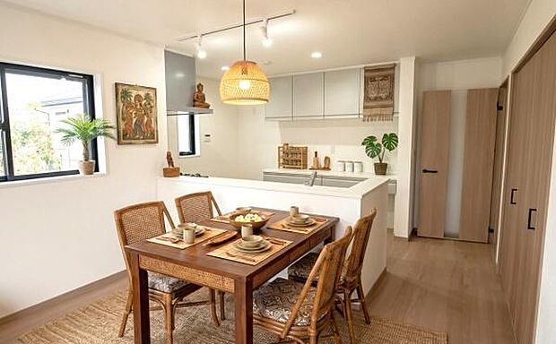 《ダイニングキッチン》　■人気の対面キッチン。家族団らんの食卓。本画像は家具家電や小物の配置をCGで作成しており、実際に現地に家具家電や小物は置かれておりません。また、価格に含まれておりません。