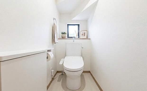 《トイレ》　■清潔感あふれる温水洗浄便座付きトイレ。ナチュラルな雑貨が彩る癒しの空間は、毎日の暮らしに心地よいゆとりをもたらします。（小物をCGで作成、実際に小物は配置されていません）