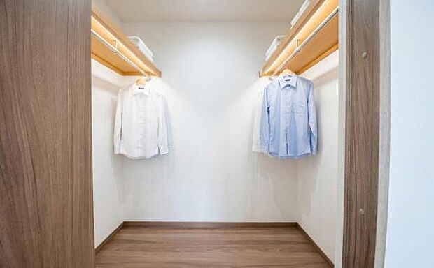 《収納》　■室内をいつもすっきり保てる、収納力のあるクローゼット。ハンガーパイプと棚板で衣類の整理整頓がしやすく、日々の暮らしをスマートにサポートします。