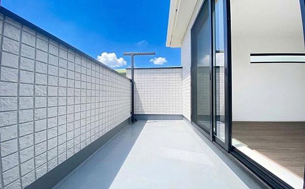 《バルコニー》 ■陽当りも良く、長時間日が当たるので、洗濯物も良く乾きそうです。目の前には気持ちの良い青空が、夜には綺麗な星空が広がります。