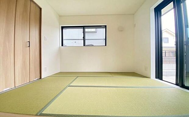 《和室》 ■休日には畳のうえでゴロゴロと、至福の一時。冬にはコタツにミカンでテレビ鑑賞。日本人にはあって嬉しいジャパニーズルームです。