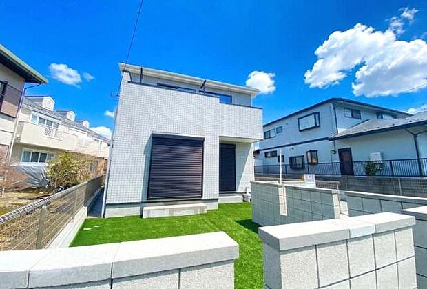 《外観》　■青空の下、洗練されたデザインが輝く住まい。新しい暮らしを始めるのにふさわしい、光と風が心地よい空間です。