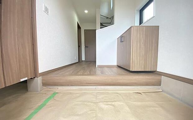 《玄関》　■玄関を開けると、エントランスホールがお出迎え。上がりがまちやシューズボックスがゆったりと構え、心地よさに包まれます。