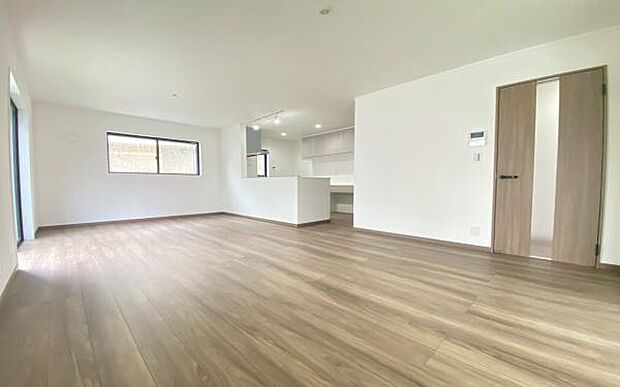 《リビングダイニング》　■豊かな光が照らすこの場所は、たわいもない会話を楽しみ、ゆったりとした時間を過ごす場所。家族の日常が刻まれる大切な空間です。自然光に溢れるこの空間はリフレッシュにピッタリです。