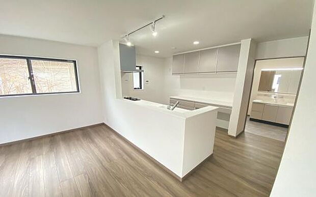 《ダイニングキッチン》　■会話を楽しみながら食事を味わう。一緒にいる時間が楽しい空間。カフェにいるような気分で毎日を過ごしたい。家族でいる時間を柔らかに包み込むインテリア。