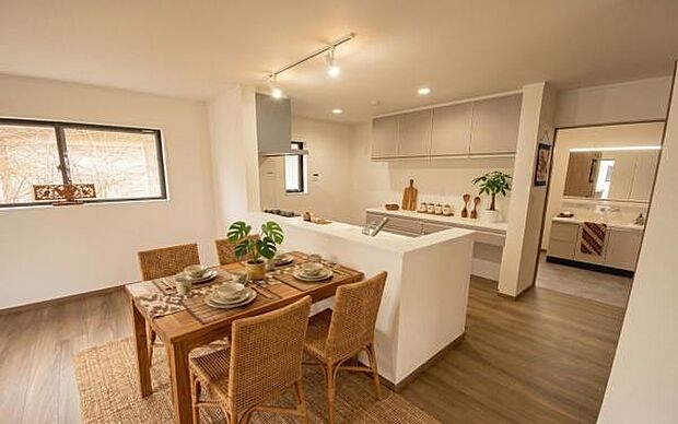 《ダイニングキッチン》　■人気の対面キッチン。家族団らんの食卓。本画像は家具家電や小物の配置をCGで作成しており、実際に現地に家具家電や小物は置かれておりません。また、価格に含まれておりません。