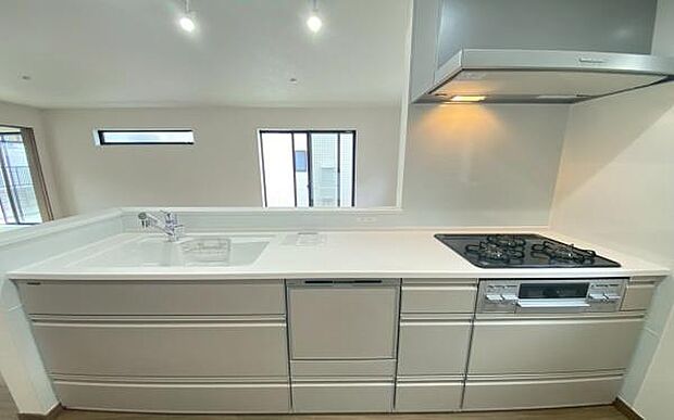 《システムキッチン》　■家族が集う楽しく親子の会話も弾む対面キッチン。明るく清潔で使い勝手のいいキッチンには、いつも家族の笑顔があふれています。