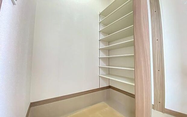 《収納》 ■室内をいつもすっきり保てる、収納力のあるクローゼット。ハンガーパイプと棚板で衣類の整理整頓がしやすく、日々の暮らしをスマートにサポートします。
