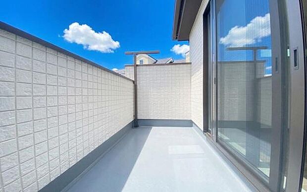 《バルコニー》　■陽当りも良く、長時間日が当たるので、洗濯物も良く乾きそうです。目の前には気持ちの良い青空が、夜には綺麗な星空が広がります。