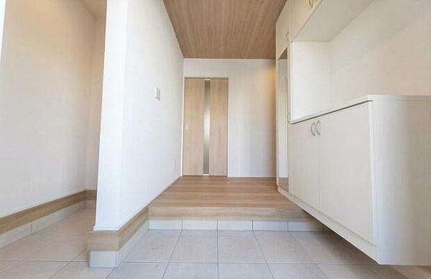 《玄関》　■玄関を開けると、エントランスホールがお出迎え。上がりがまちやシューズボックスがゆったりと構え、心地よさに包まれます。