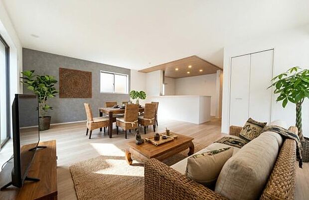 《リビングダイニング》　■本画像は家具家電や小物の配置をCGで作成しており、実際に現地に家具家電や小物は置かれておりません。また、価格に家具家電や小物は含まれておりません。