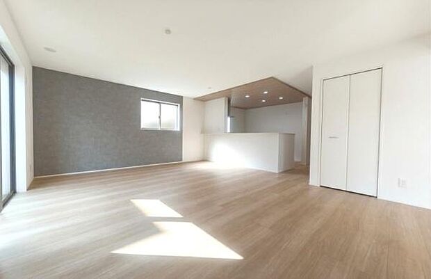 《リビングダイニング》　■開放的で広いリビング。のびのびとくつろげるリビングは、家族のコミュニケーションの場として、みんなが集まる場所に。