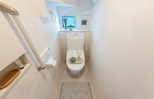 《トイレ》　■清潔感あふれる温水洗浄便座付きトイレ。ナチュラルな雑貨が彩る癒しの空間は、毎日の暮らしに心地よいゆとりをもたらします。（小物をCGで作成、実際に小物は配置されていません）