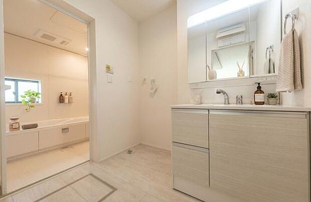 《洗面化粧台》■洗練されたデザインのおしゃれな洗面化粧台。広々とした空間が、贅沢なひとときを演出します。快適さと美しさを兼ね備えた洗面所（小物をCGで作成、実際に小物は配置されていません）