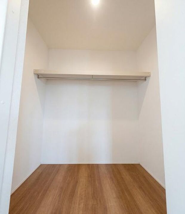 《ウォークインクローゼット》　■大容量のウォークインクローゼットをご用意。衣類だけでなく、遊び道具やトランクなどの旅行用品の収納にも重宝します。